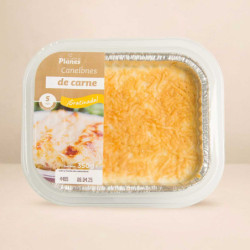 Canelones de carne rellenos de carne de pollo y cubiertos de bechamel