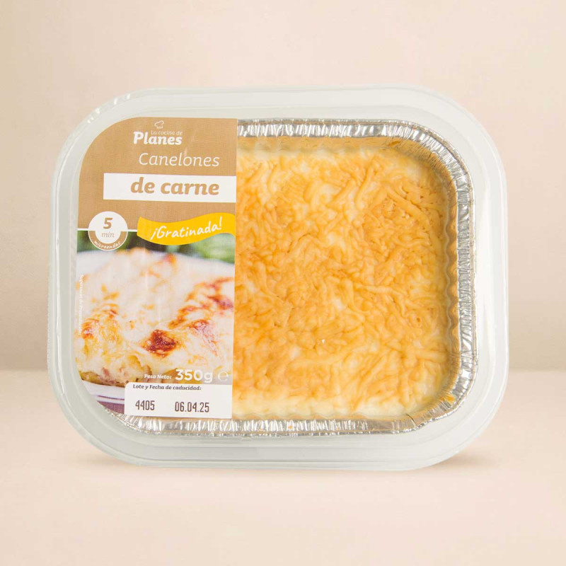 Canelones de carne rellenos de carne de pollo y cubiertos de bechamel